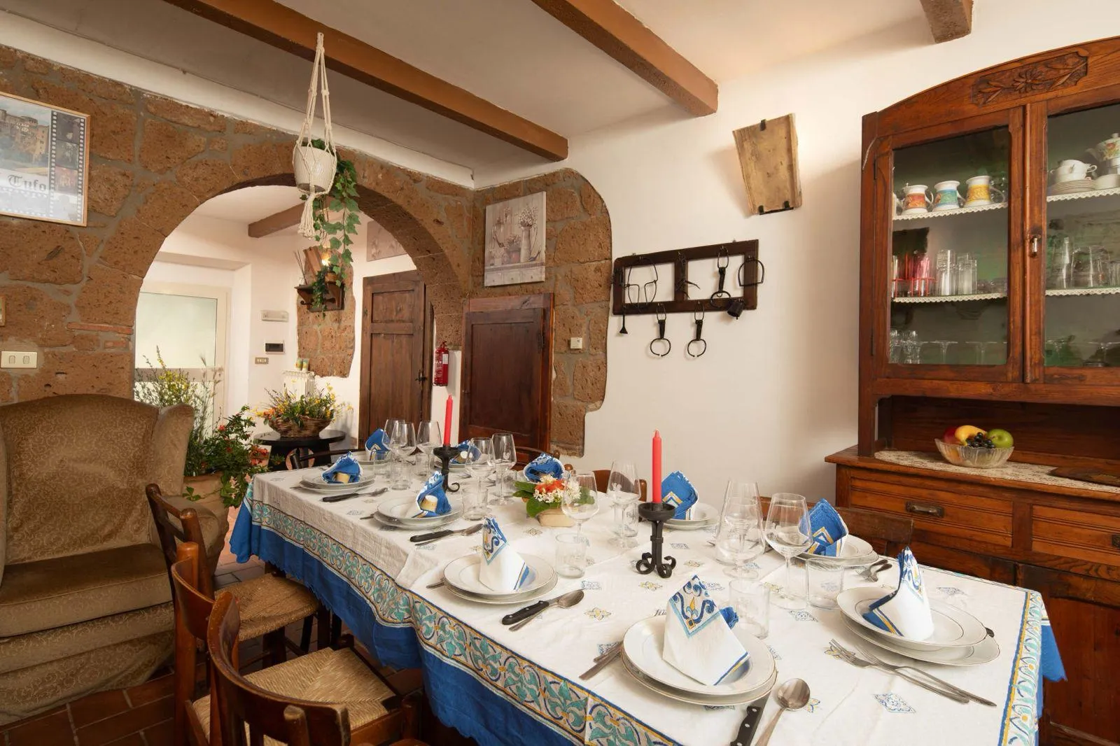 La zona giorno de La Caciaia con grande tavolo da pranzo