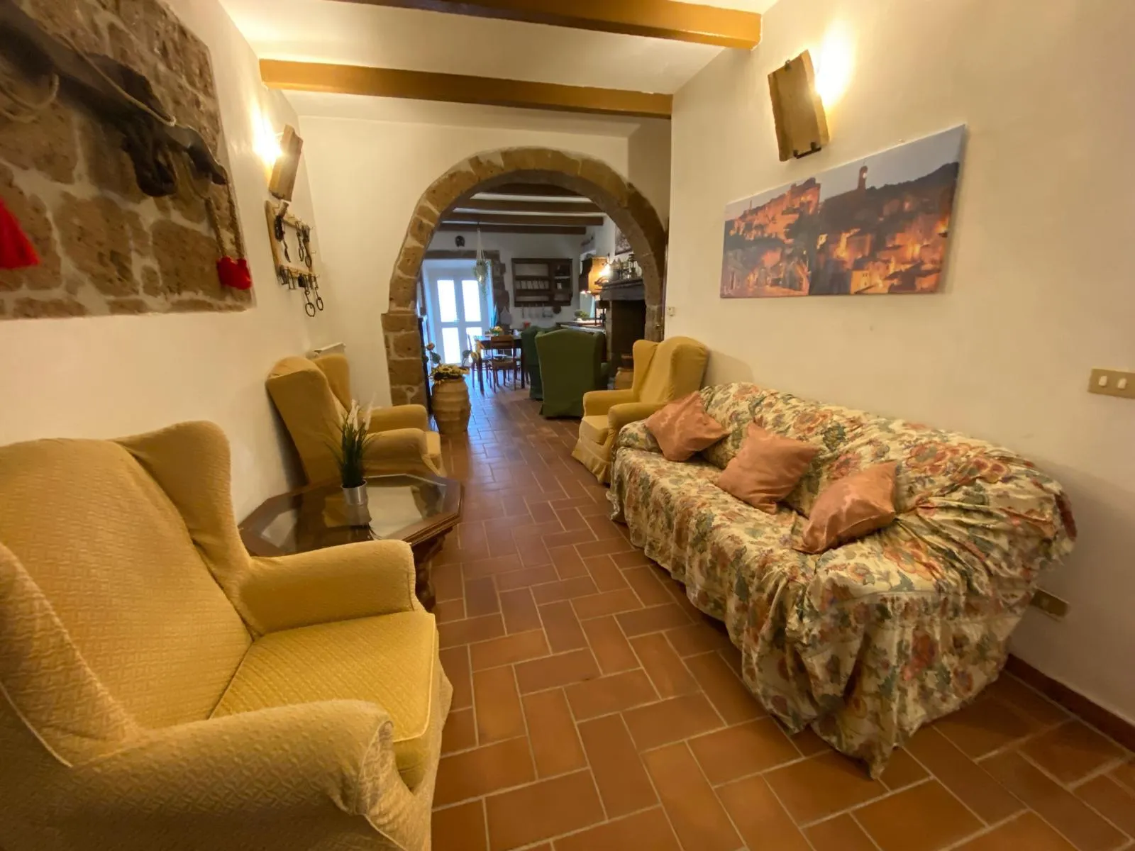 Gli interni del casale Villa Ermida