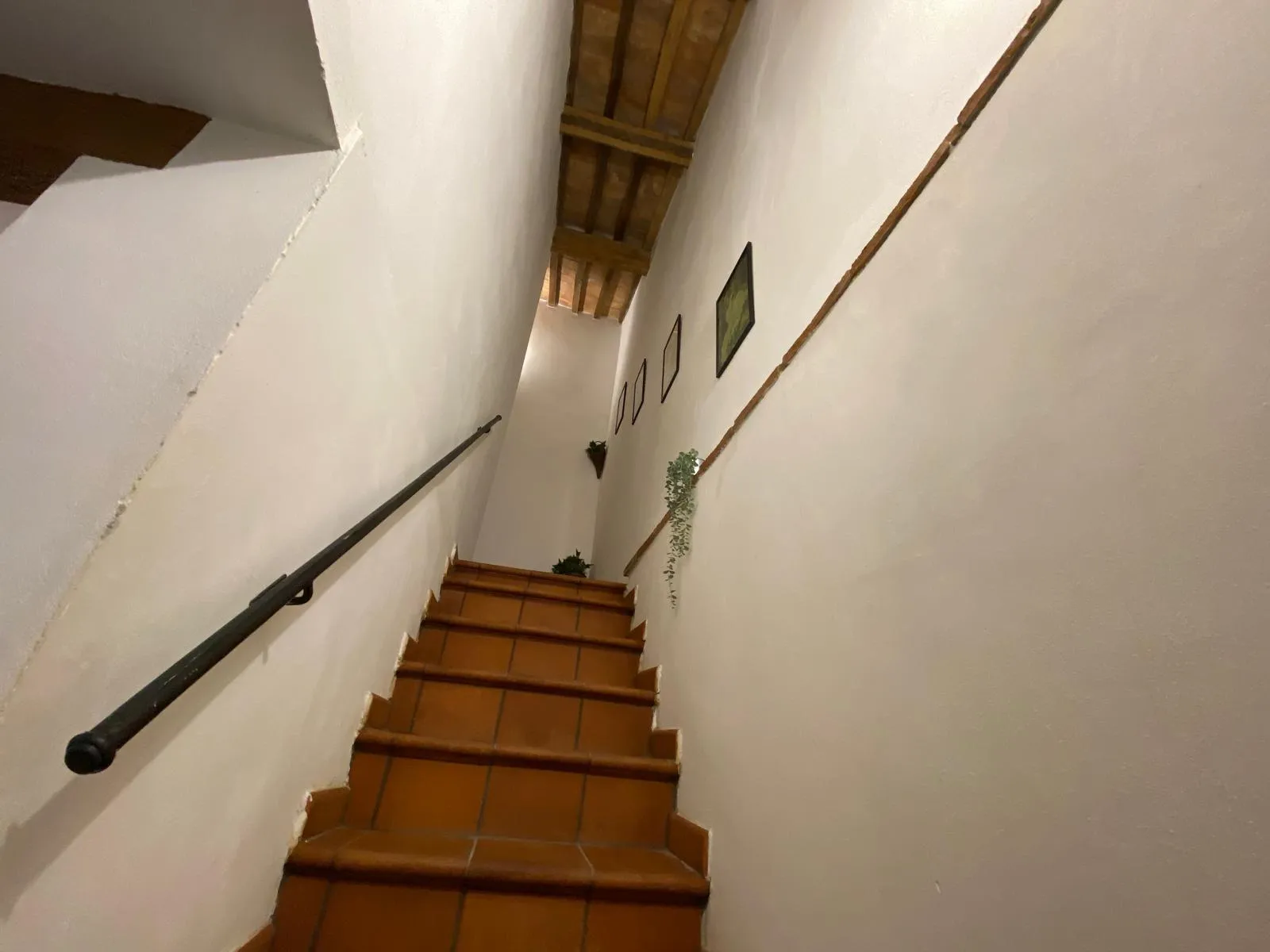 Dettaglio degli arredi in legno scuro