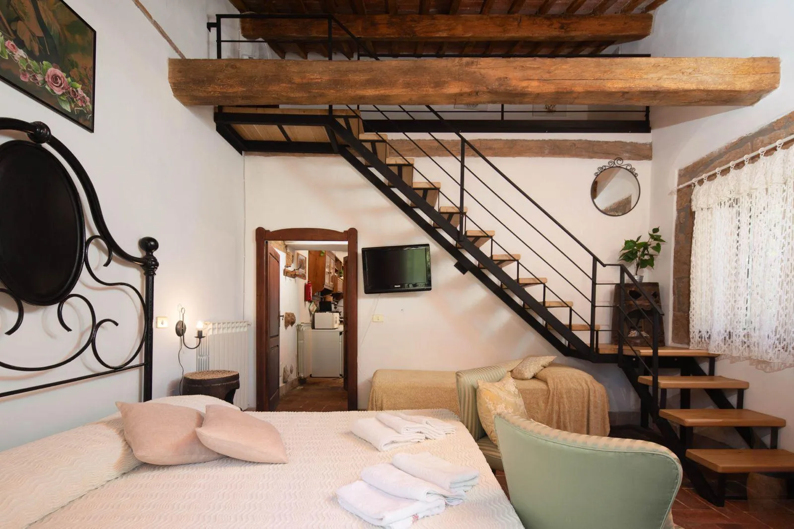 La scala interna che porta al soppalco