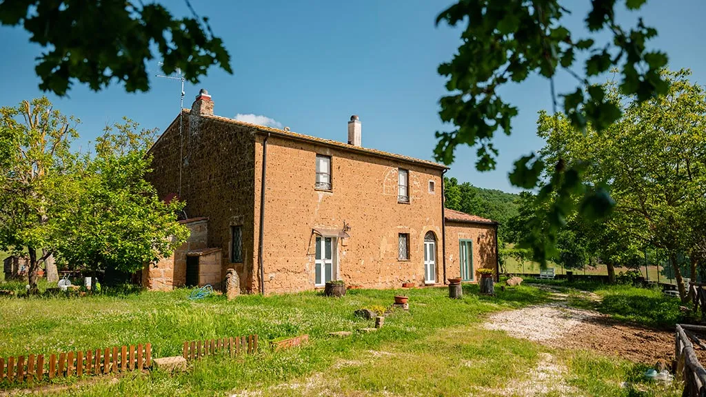 La facciata in tufo del casale Villa Ermida