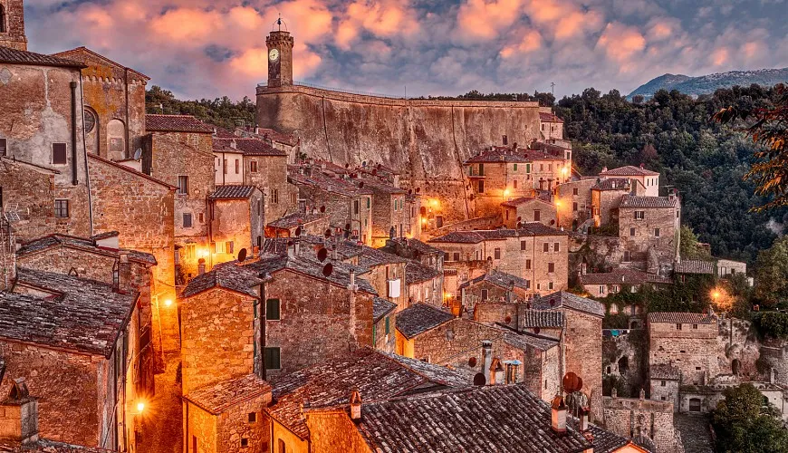 Il borgo di Sorano affacciato sulla valle